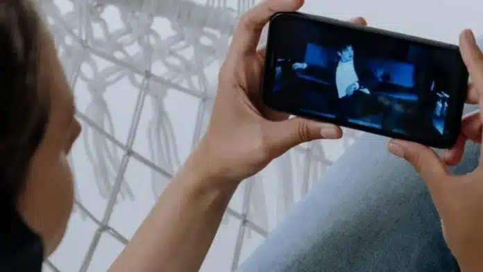 Qué es el «speed-watching» y cómo afecta a la salud