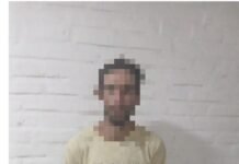 Aprehendido tras arrojar piedras y botellas contra la policía local