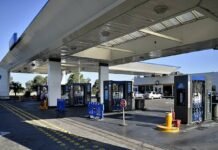 El Gobierno oficializó una suba parcial de los impuestos al combustible: cómo impactará en los precios en marzo