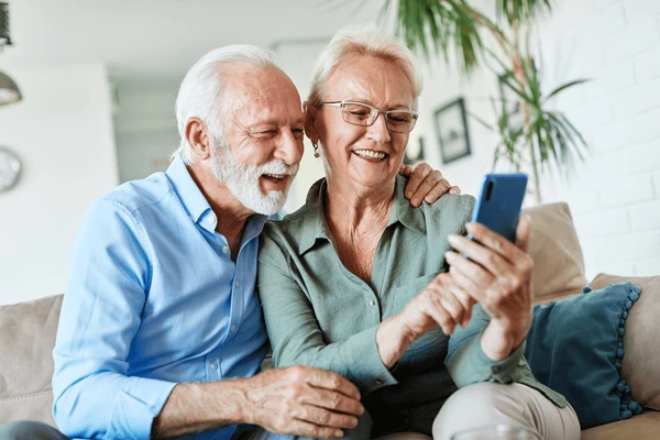 abuelos con celuares